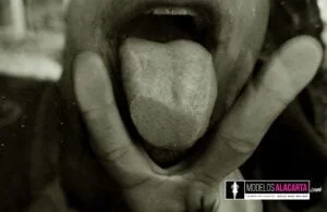 Sexo oral fantasía de la mujer Bogotana 1 Empieza lentamente con tu lengua, subiendo por sus labios menores, haciendo pequeños cambios de velocidad.