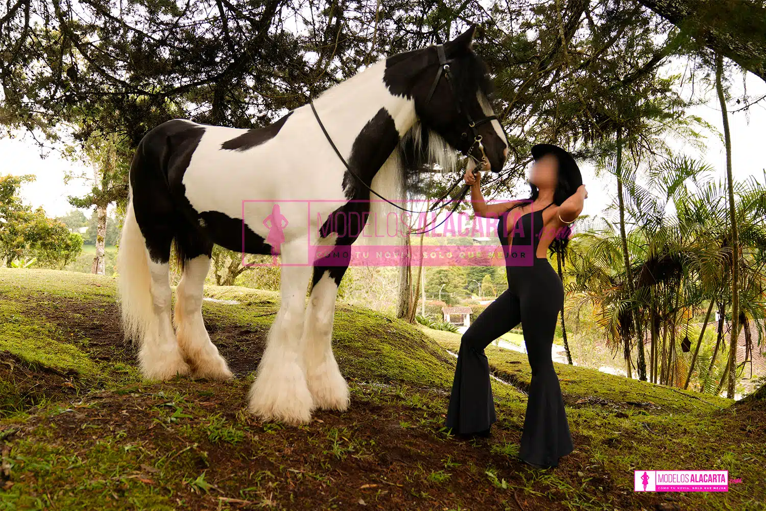 ujer madura rica en Medellín, Naty Gold, posando con un caballo en un ambiente elegante y natural, mostrando confianza y estilo