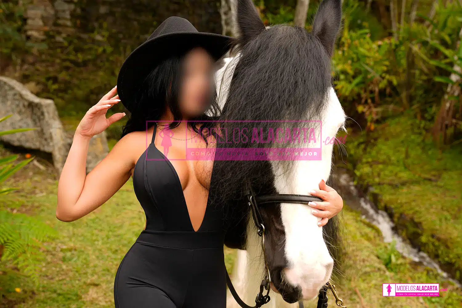 Mujer madura rica en Medellín, Naty Gold, acariciando suavemente un caballo, mostrando su conexión con los animales y su energía positiva