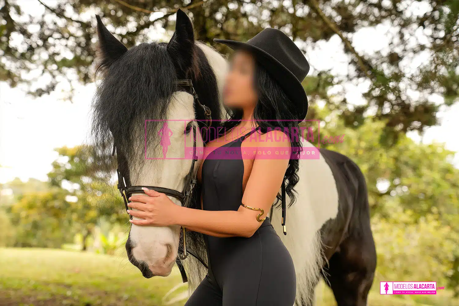 Mujer madura rica en Medellín, Naty Gold, caminando al lado de un caballo en un entorno natural, irradiando energía positiva y armonía con la naturaleza
