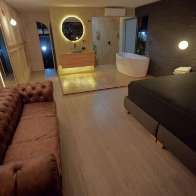 Habitación de lujo en Alacarta VIP Medellín con jacuzzi privado y diseño elegante