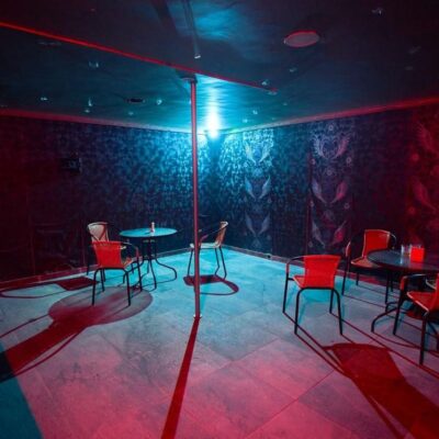 Área lounge y discoteca del club Alacarta VIP en Medellín con luces LED y ambiente selecto.