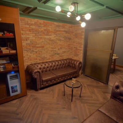 Espacio de habanos en Alacarta VIP Medellín con sofás Chester y cava exclusiva.