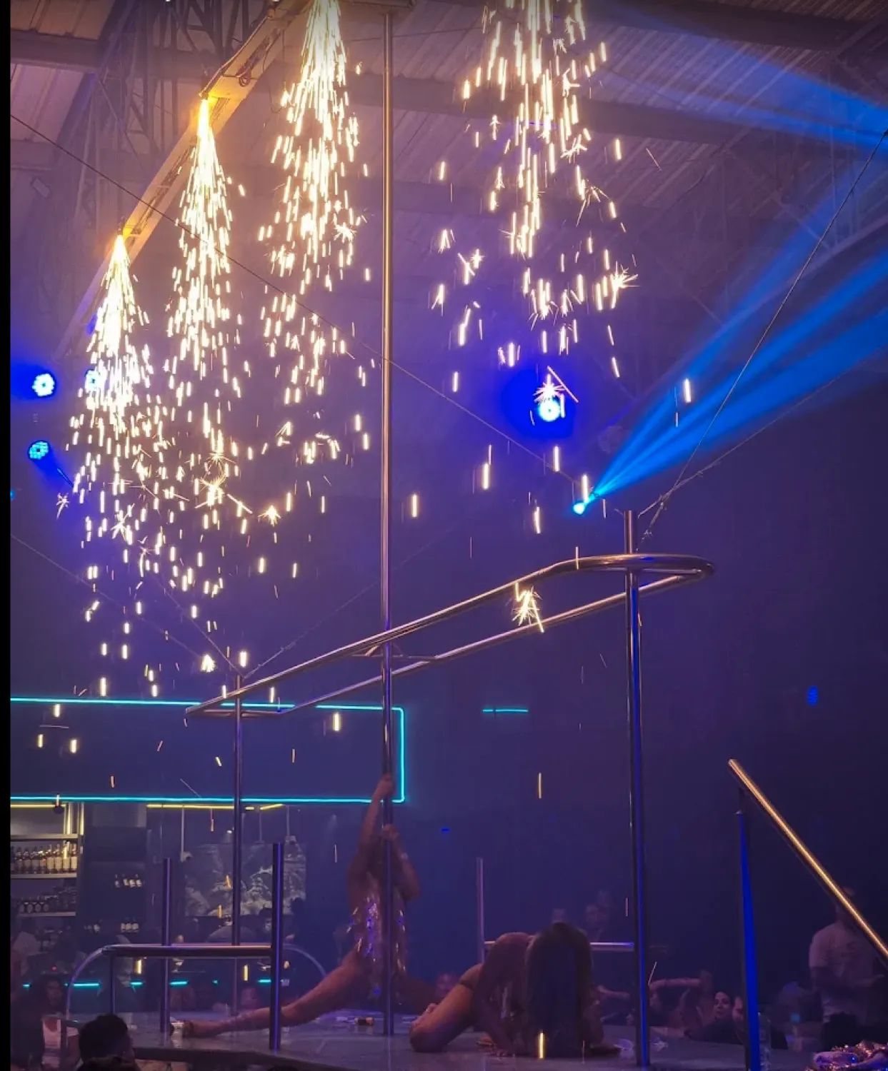 La Isla Striptease Medellin 2