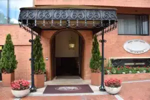 entrada hotel saint simon bogota