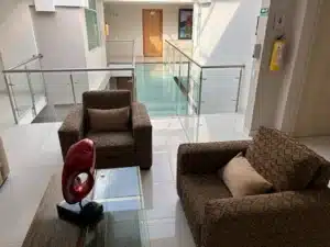 Suite principal y zona social del Hotel Austrias Medellín en Laureles