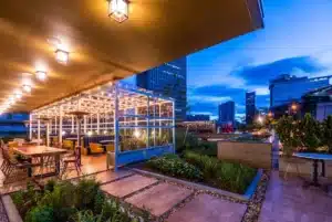 Terraza moderna del Hotel ibis Bogotá Museo con vista al centro