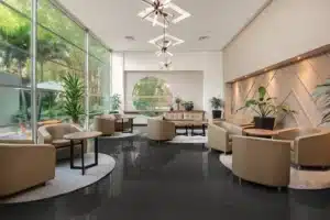 Lobby elegante del Novelty Suites Hotel en Medellín