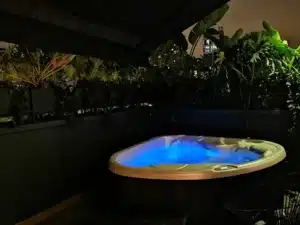 Jacuzzi privado y zona de relax en 14 Urban Hotel Medellin