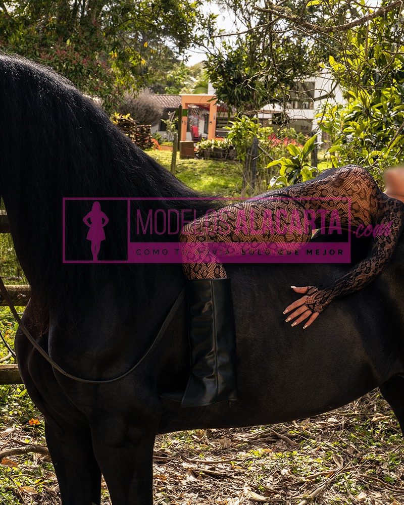 escort Medellín atrevida montando caballo